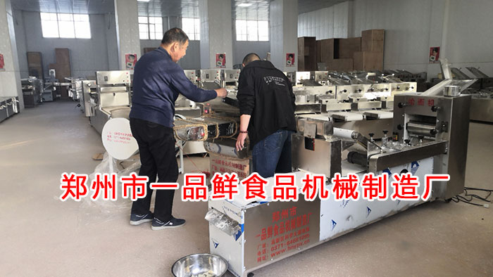 師傅演示機器操作 師傅演示機器操作