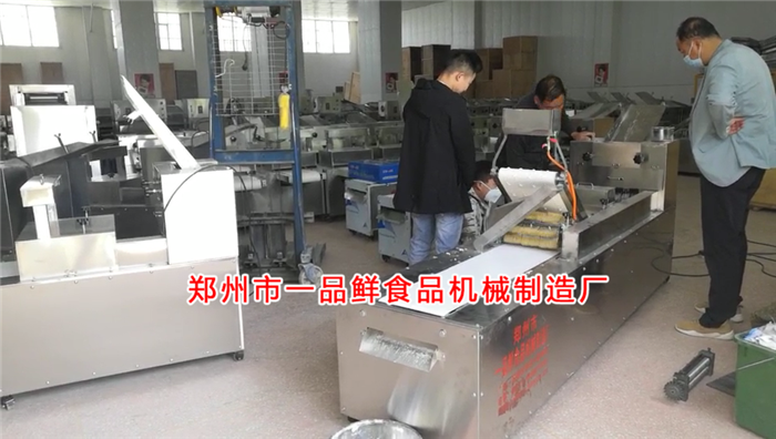 師傅演示設備操作 師傅演示設備操作