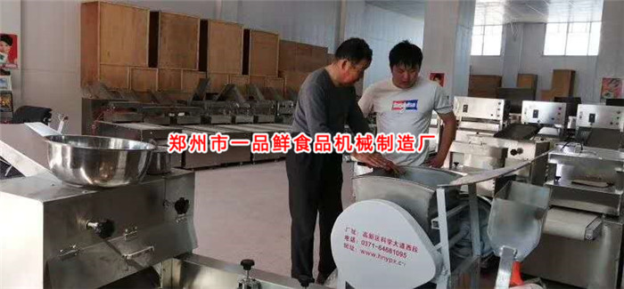 師傅講解設備操作 師傅講解設備操作