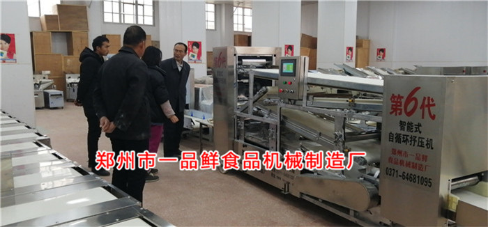 客戶在廠區(qū)考察燴面機 客戶在廠區(qū)考察燴面機