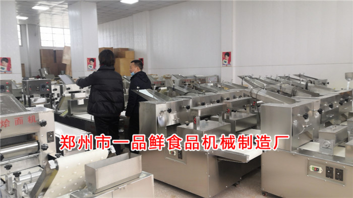 鶴壁客戶考察一品鮮燴面機(jī) 鶴壁客戶考察一品鮮燴面機(jī)