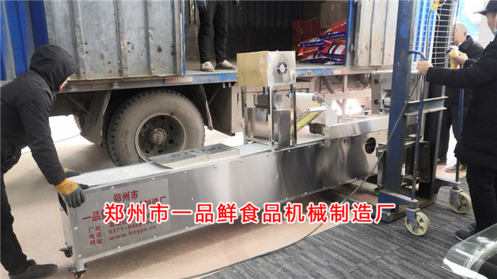 燴面機(jī)設(shè)備開始裝車 燴面機(jī)設(shè)備開始裝車