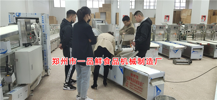 燴面機調試中 燴面機調試中