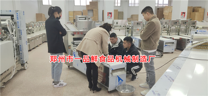 客戶訂購的燴面機開始調試 客戶訂購的燴面機開始調試