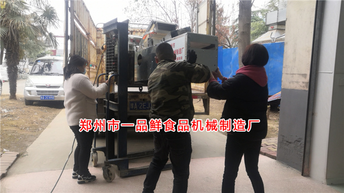 燴面機(jī)已裝車發(fā)往目的地 燴面機(jī)已裝車發(fā)往目的地