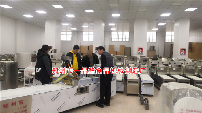 客服向客戶介紹設備功能 客服向客戶介紹設備功能