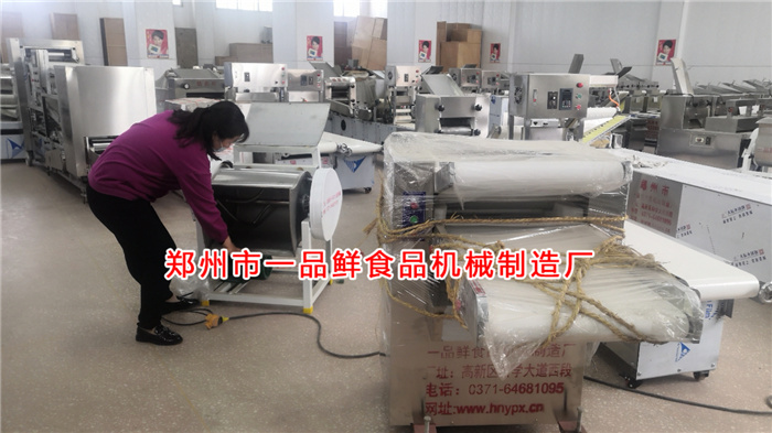 客服人員對設備進行生產調試 客服人員對設備進行生產調試