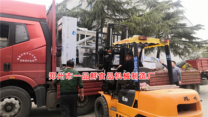 自循環揉壓機裝車中 自循環揉壓機裝車中