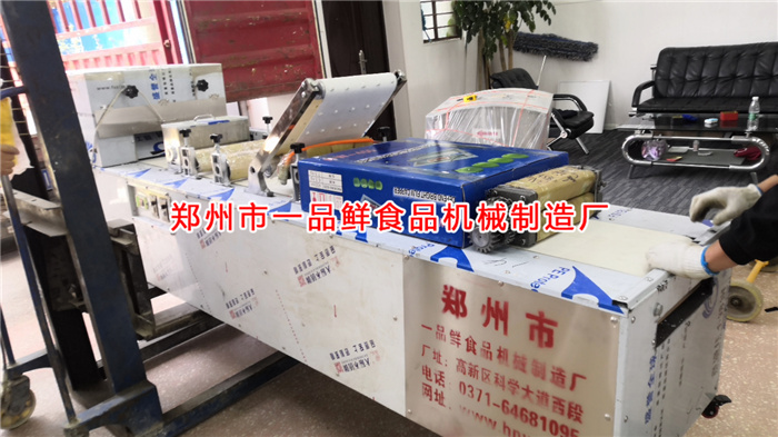 多功能成型機設備裝車中 多功能成型機設備裝車中