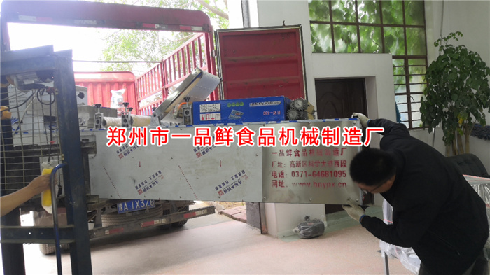 多功能成型機設備裝車中 多功能成型機設備裝車中