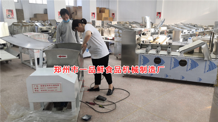 工作人員為客戶調試和面機 工作人員為客戶調試和面機