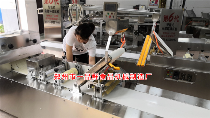 多功能成型機設備調試中 多功能成型機設備調試中