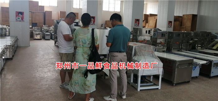 四川老客戶考察燴面機(jī)流水線 四川老客戶考察燴面機(jī)流水線