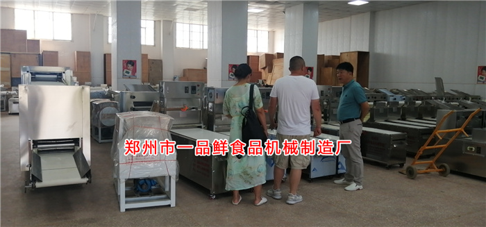 四川老客戶考察燴面機(jī)流水線 四川老客戶考察燴面機(jī)流水線