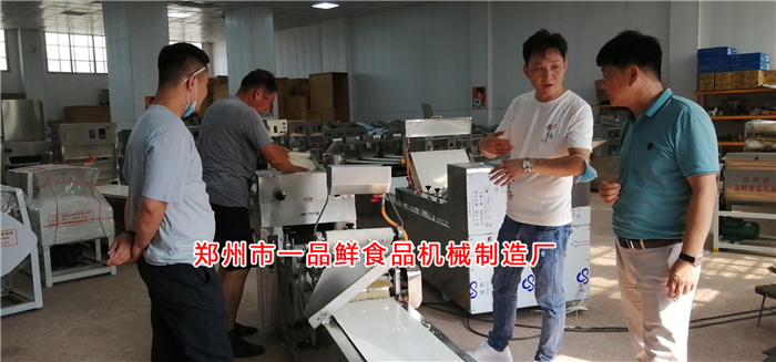 師傅現(xiàn)場(chǎng)演示設(shè)備生產(chǎn)操作 師傅現(xiàn)場(chǎng)演示設(shè)備生產(chǎn)操作