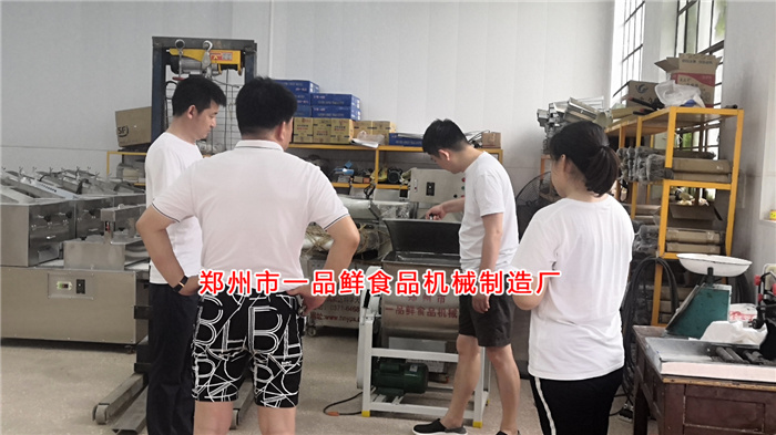 王總詳細講解設(shè)備功能 王總詳細講解設(shè)備功能