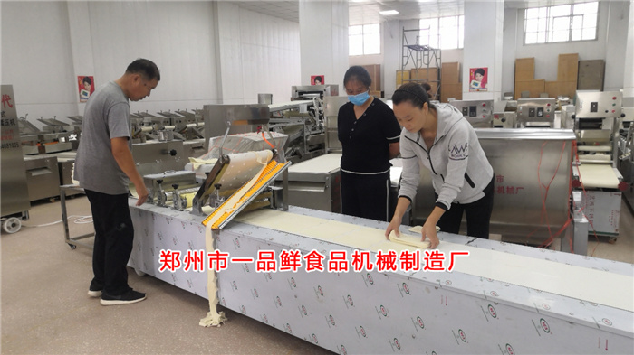 客戶觀看多功能成型機調試 客戶觀看多功能成型機調試